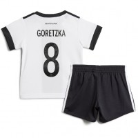 Fotballdrakt Barn Tyskland Leon Goretzka #8 Hjemmedraktsett VM 2022 Kortermet (+ Korte bukser)